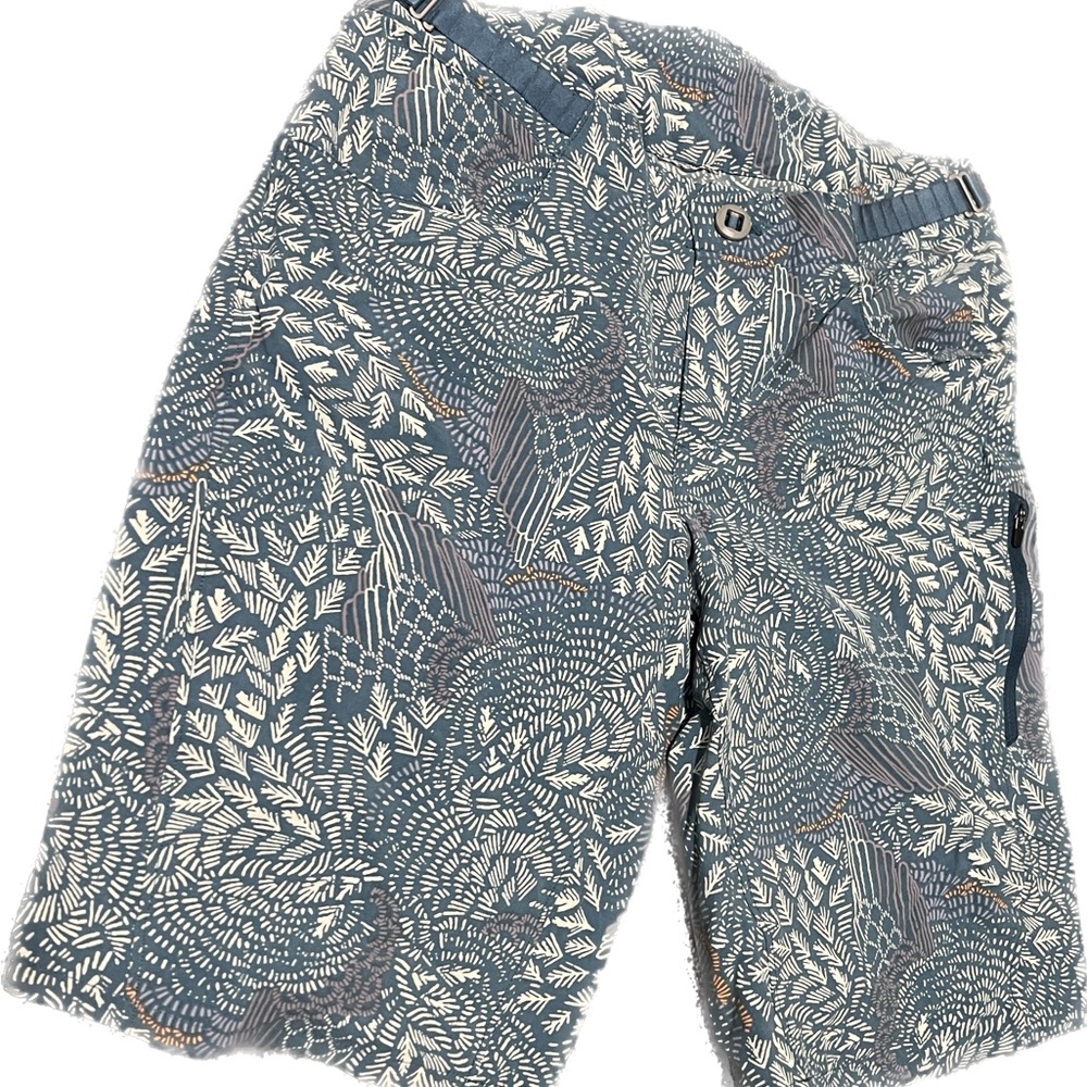 Like new women’s Patagonia Bermuda shorts.